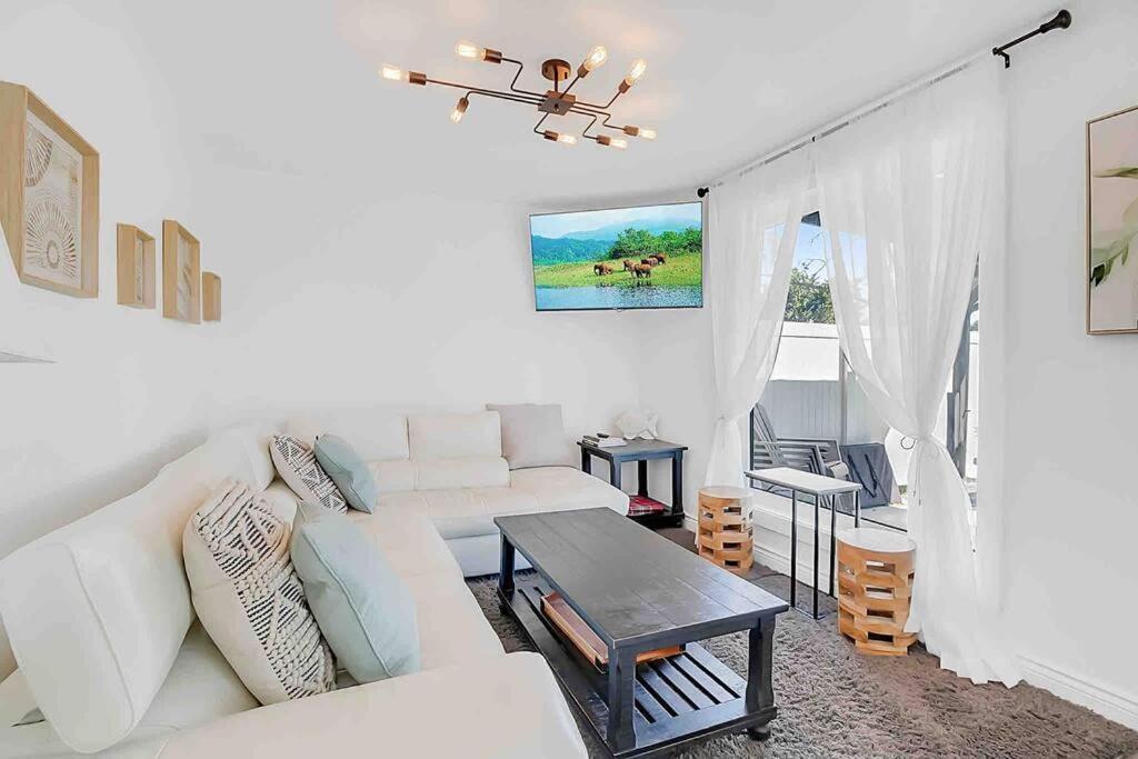 2 Bedroom Getaway On The River/Close To Marina Belle River Kültér fotó