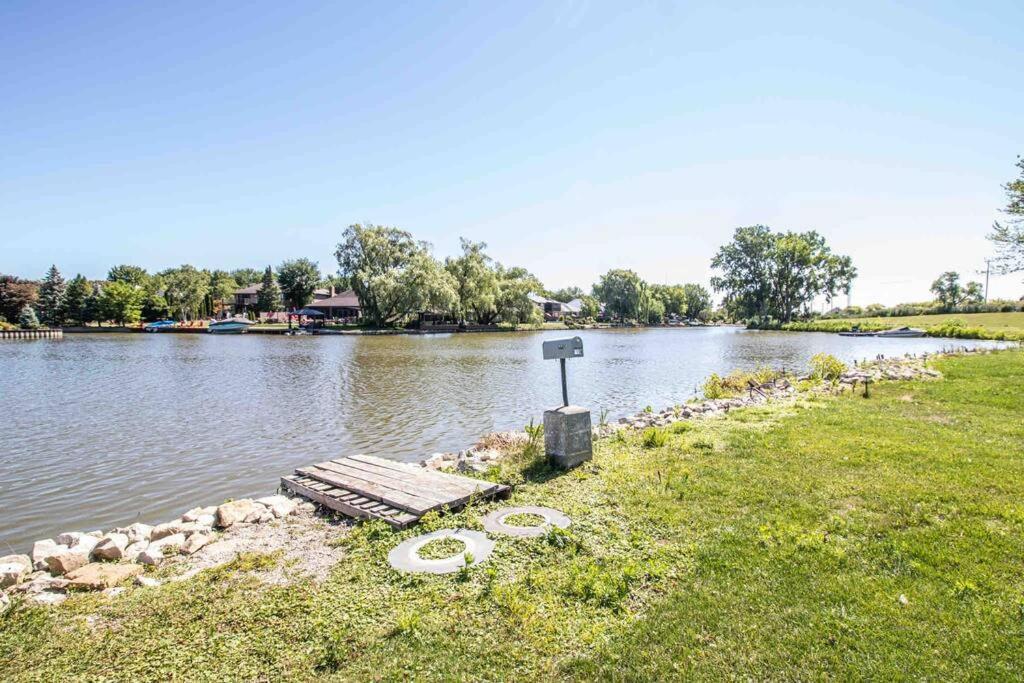 2 Bedroom Getaway On The River/Close To Marina Belle River Kültér fotó
