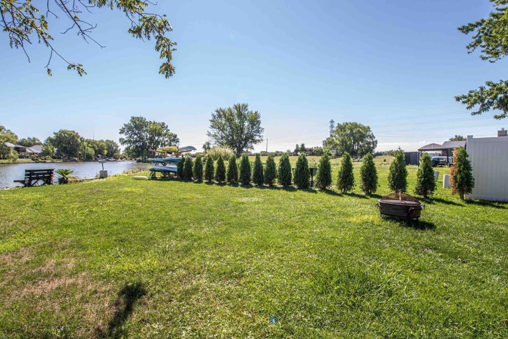 2 Bedroom Getaway On The River/Close To Marina Belle River Kültér fotó